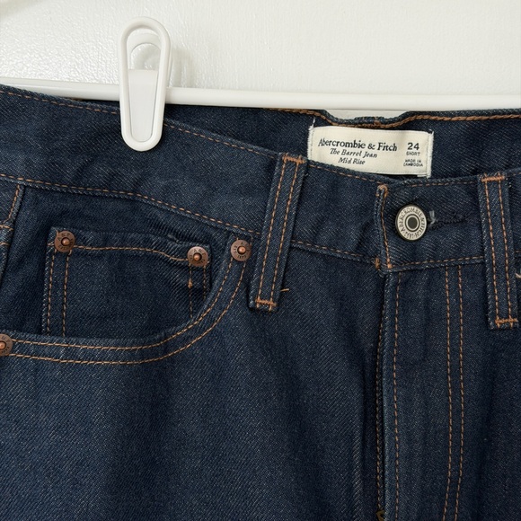 Abercrombie & Fitch Curve Love Mid Rise Barrel Jeans in Rinse - Picture 6 of 7